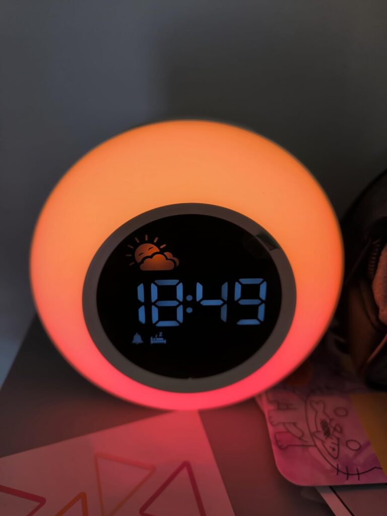 Le réveil sur fond neutre, avec éclairage rouge/orange.