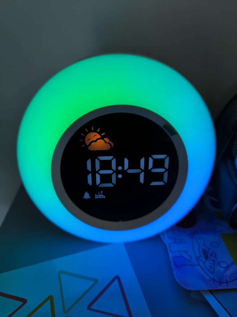 Le réveil sur fond neutre, avec éclairage bleu/vert.