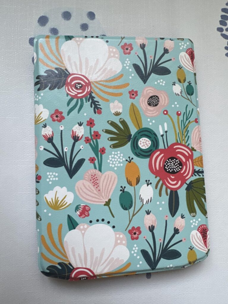 Vue de dessus de la coque de protection fermée, avec le même motif floral coloré que l'image précédente.