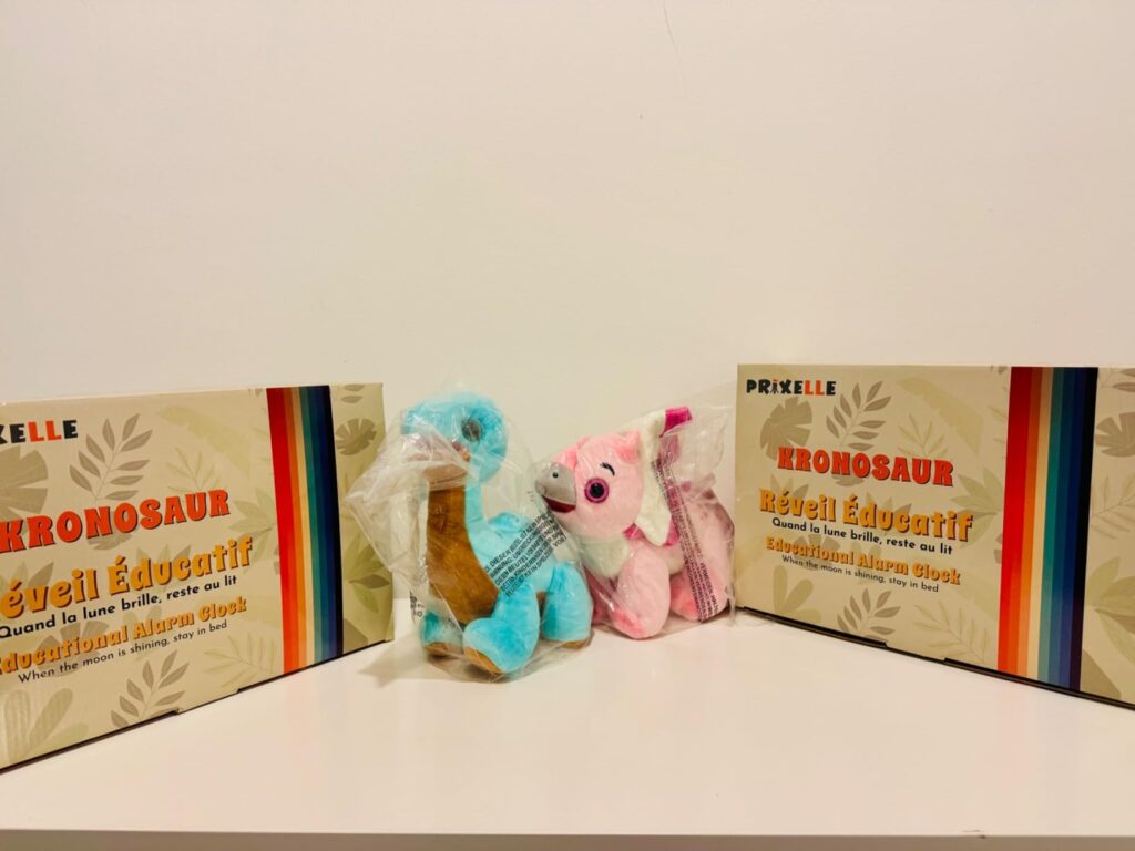 Deux boîtes de lampe, un Kronosaur, deux peluches (dinosaures).