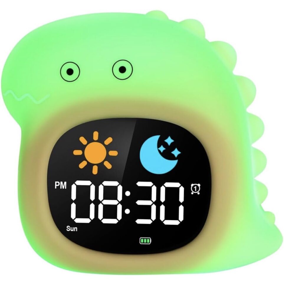 Vue de face du réveil dinosaure sur fond blanc, affichant l'heure de 08:30 avec les icônes du soleil et de la lune.