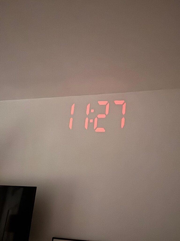 L'heure est projetée en rouge au plafond.