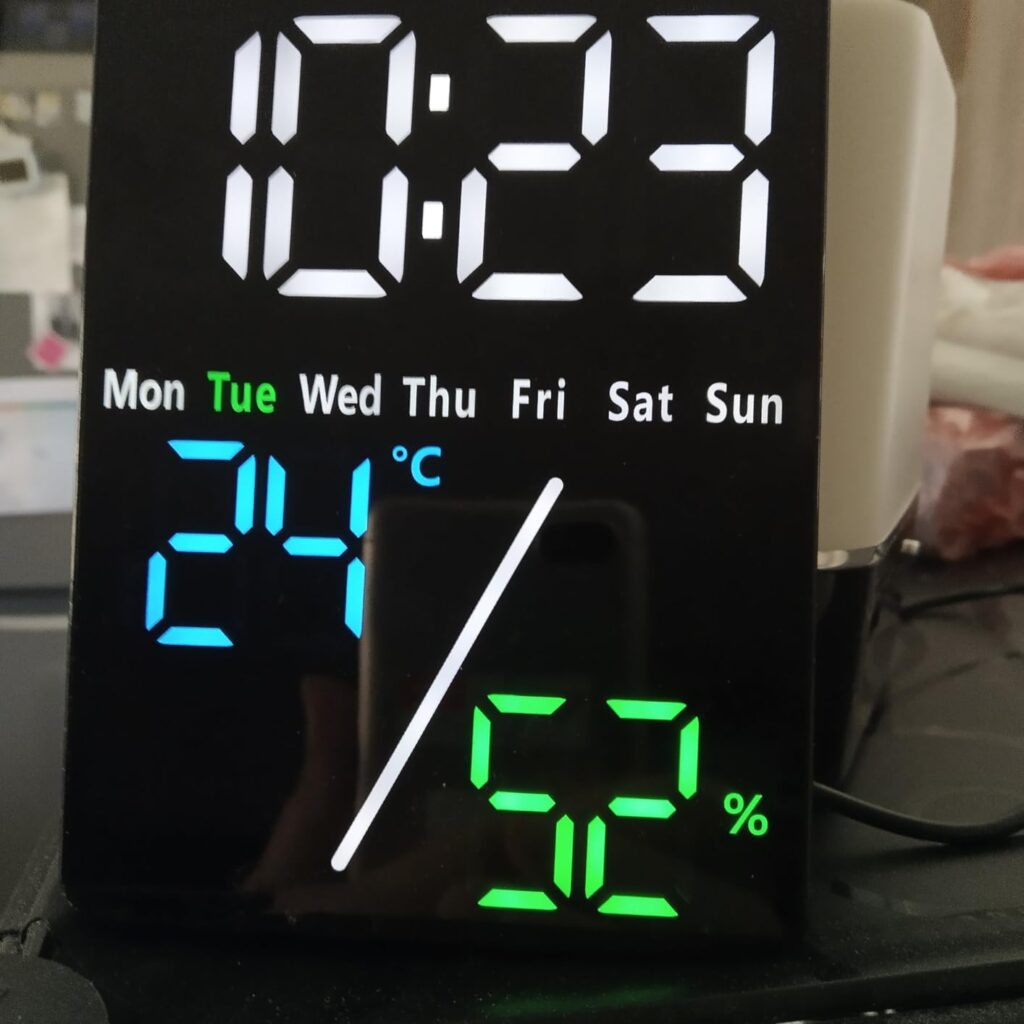 Vue de face du produit sur une table. L'affichage montre 10:23, Mar, 24°C, 52%.