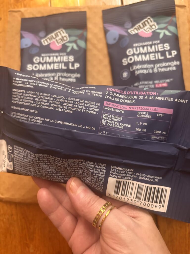 L'arrière d'un sachet Mium Lab Sommeil LP tenu à la main, montrant les informations nutritionnelles et d'utilisation.