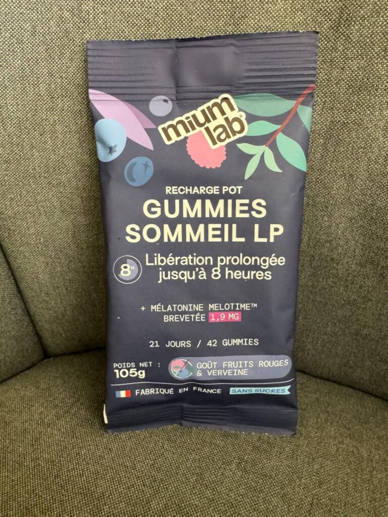 Un sachet de recharge Mium Lab Sommeil LP posé sur un canapé gris.