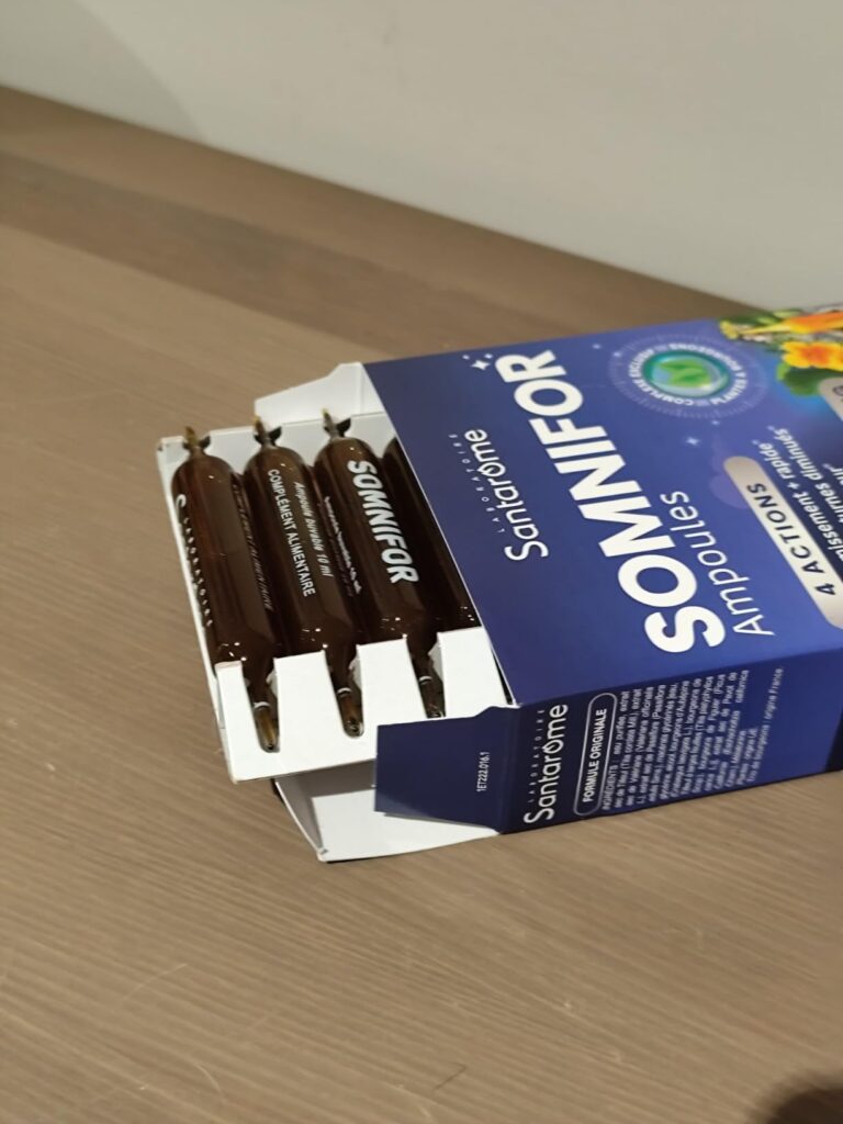 Packaging des ampoules Somnifor Santarôme ouvert, montrant les 5 premières ampoules rangées à l'intérieur. Le visuel est en b...
