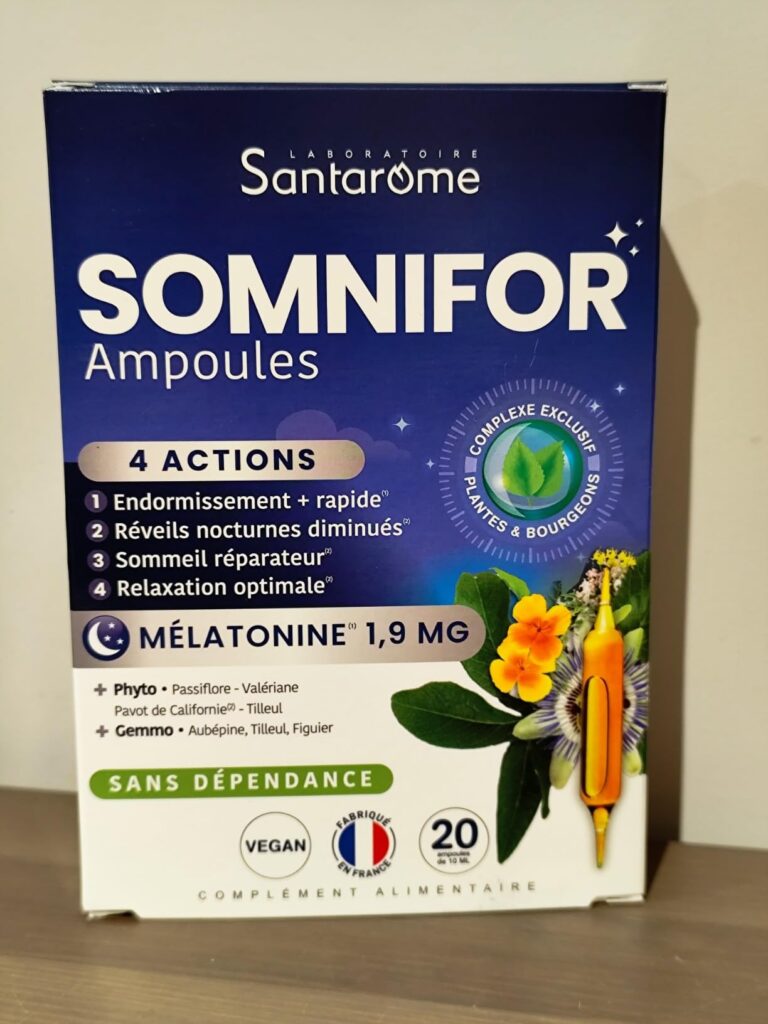 Vue de face du packaging des ampoules Somnifor Santarôme. On peut voir les informations sur les 4 actions, la mélatonine, les...