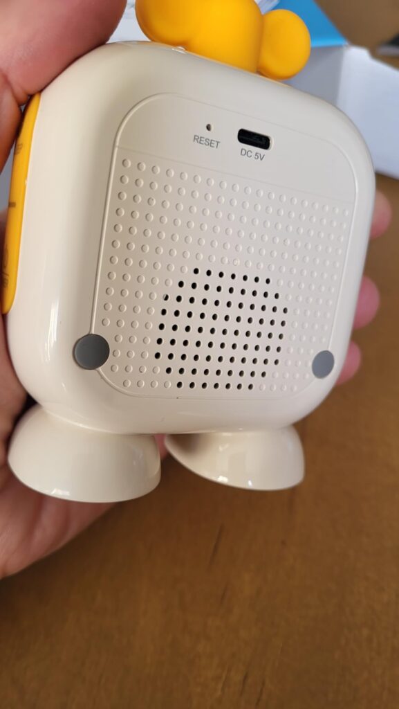 Vue arrière du réveil robot avec les ports. Les ports sont "RESET" et "DC 5V".