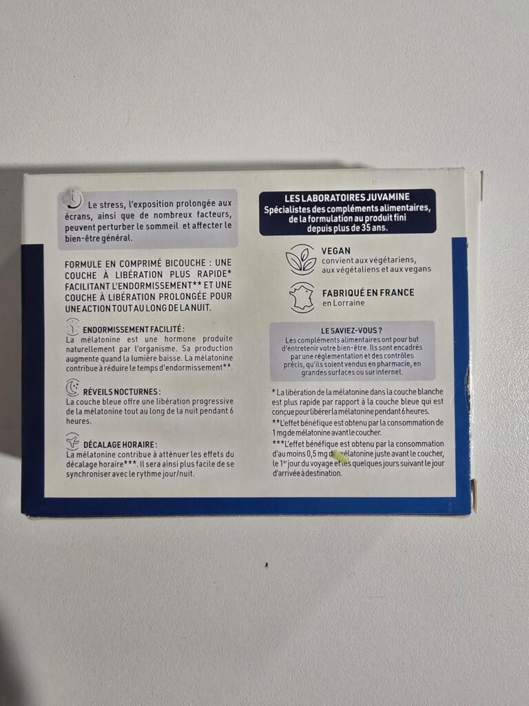 Arrière de la boîte de mélatonine sur un fond blanc uni. Même visuel que le numéro 3.