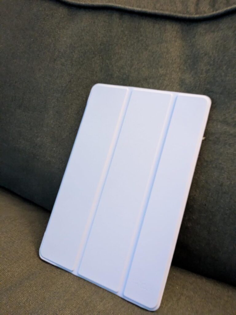 Tablette blanche dans son étui, vue de dos.