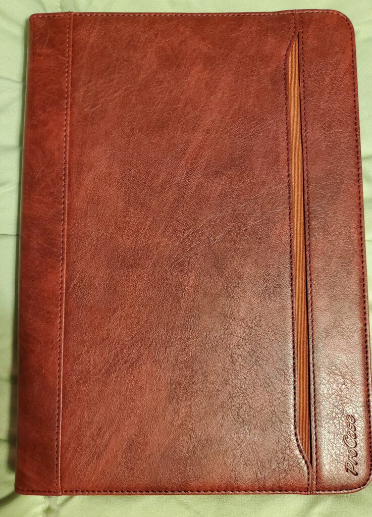 Gros plan sur la coque de tablette de couleur bordeaux, avec un logo 'ProCase'.