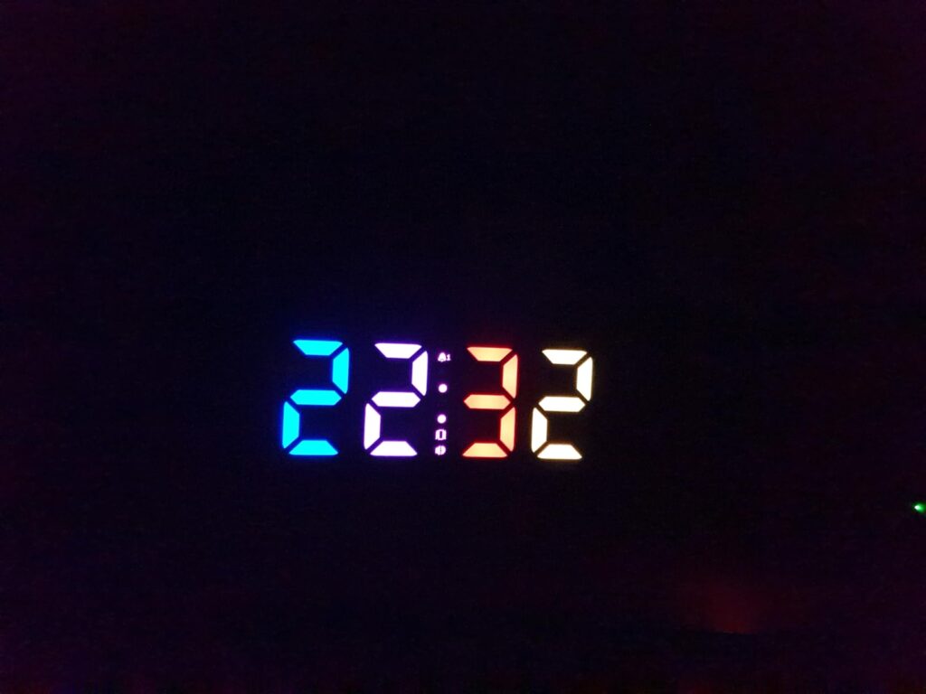 Gros plan sur l'affichage du réveil, de nuit. L'heure est 22h32.