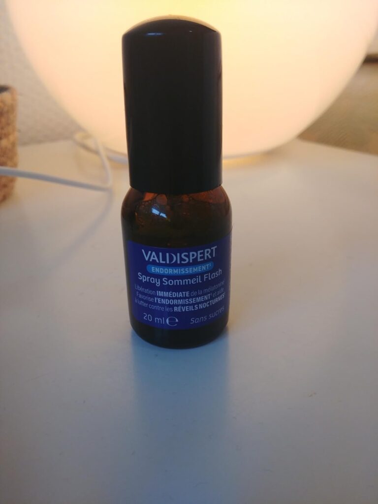 Flacon de Valdispert Spray Sommeil Flash sur un fond lumineux. Le flacon est fermé par son bouchon.