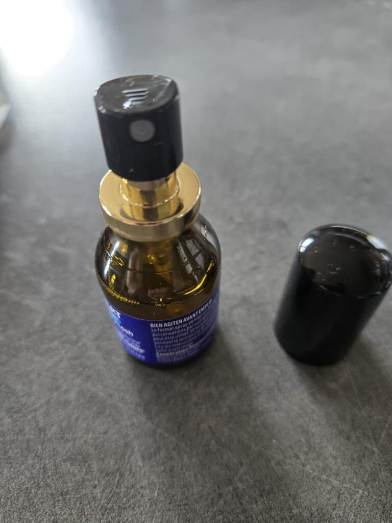 Gros plan sur le flacon de Valdispert Spray Sommeil Flash, bouchon retiré. Montre le vaporisateur.