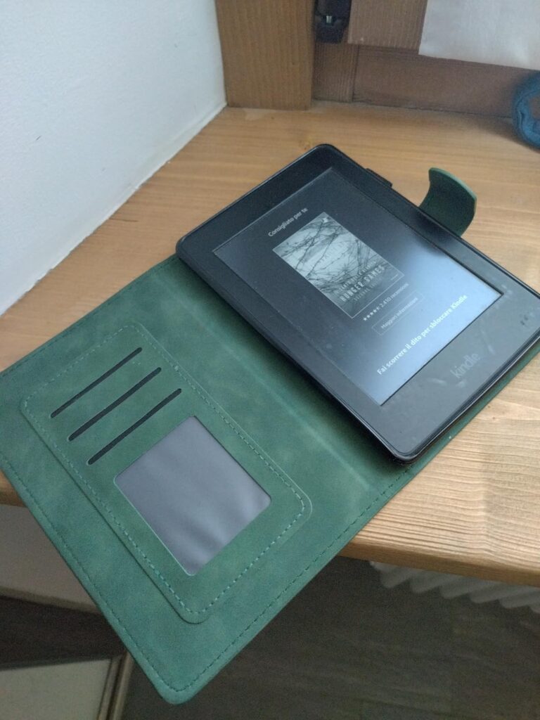 Housse pour liseuse ouverte, couleur vert clair, avec la liseuse insérée. Intérieur de la housse avec trois fentes pour carte...