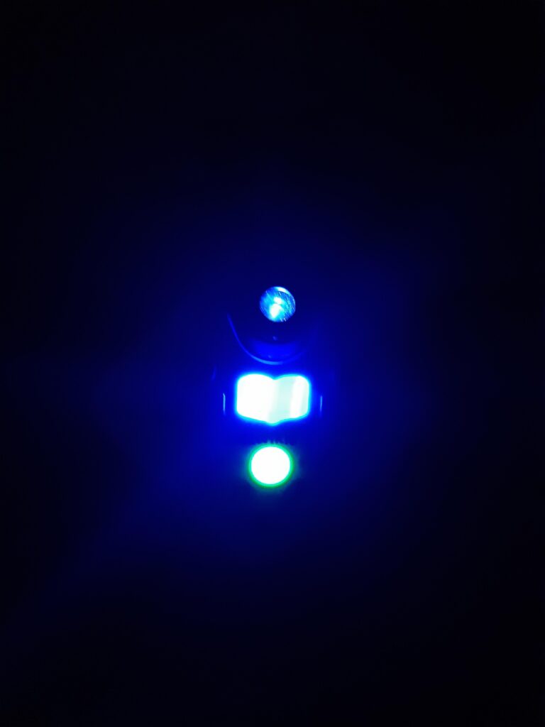 Gros plan sur l'objectif de projection, avec un point lumineux bleu