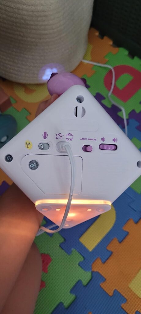 Vue arrière du conteur d'histoire VTech Story'Clock, montrant les connectiques et les boutons.