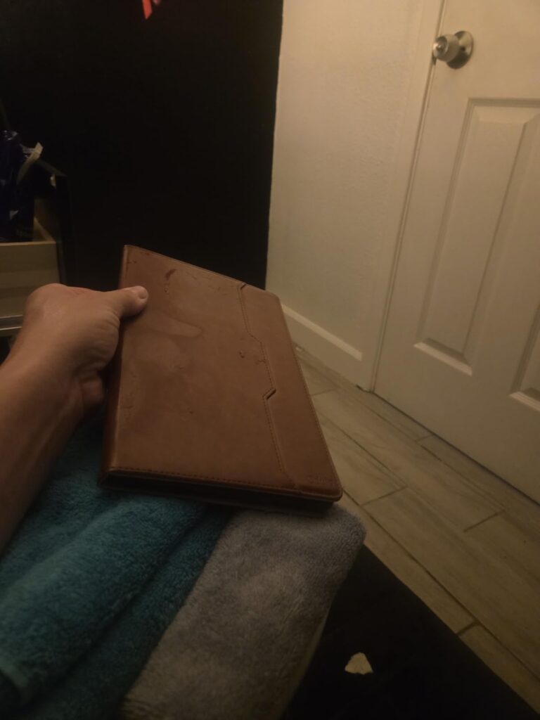 Vue d'une personne tenant la tablette avec la housse fermée.