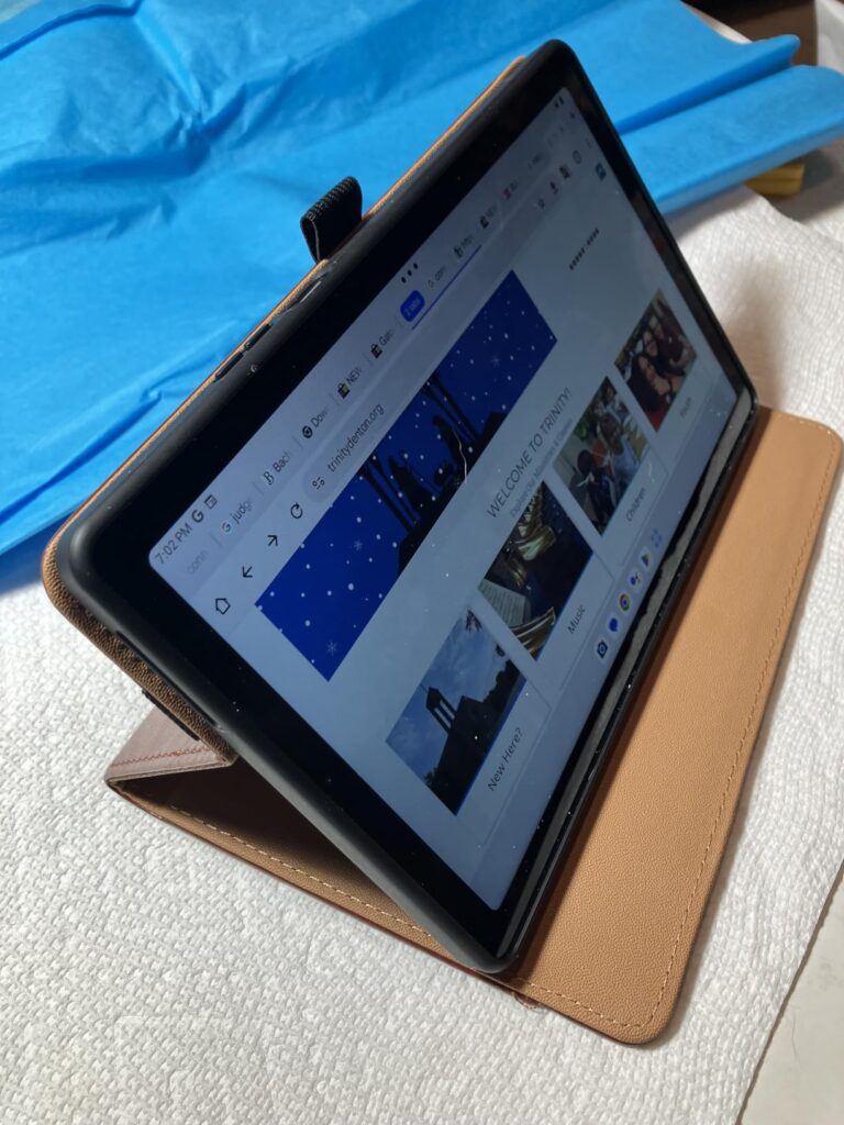 Vue de la tablette posée en mode paysage avec la housse ouverte pour la maintenir.
