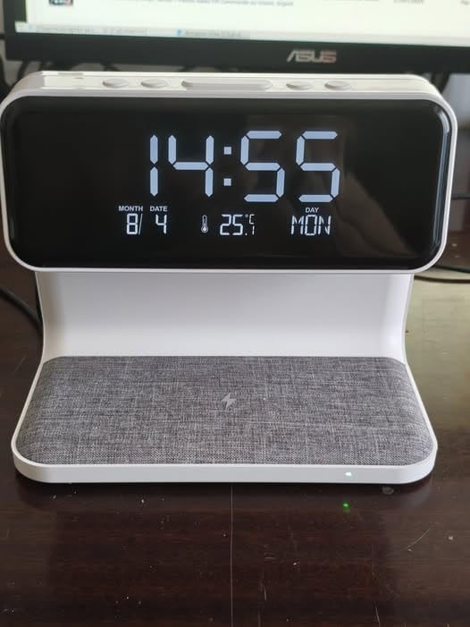 Le réveil Q.Clock posé sur un bureau, affichant l'heure et la date.