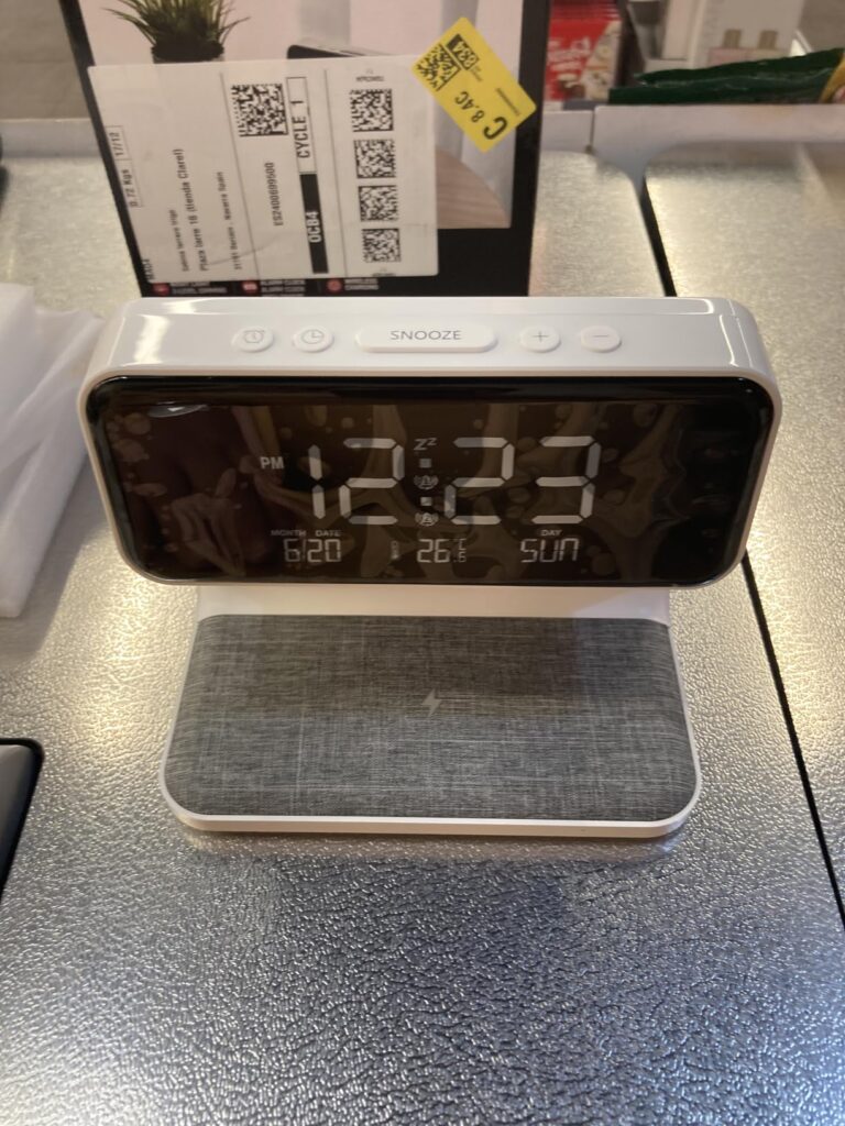 Le réveil Q.Clock sous un autre angle, affichant l'heure et la date.