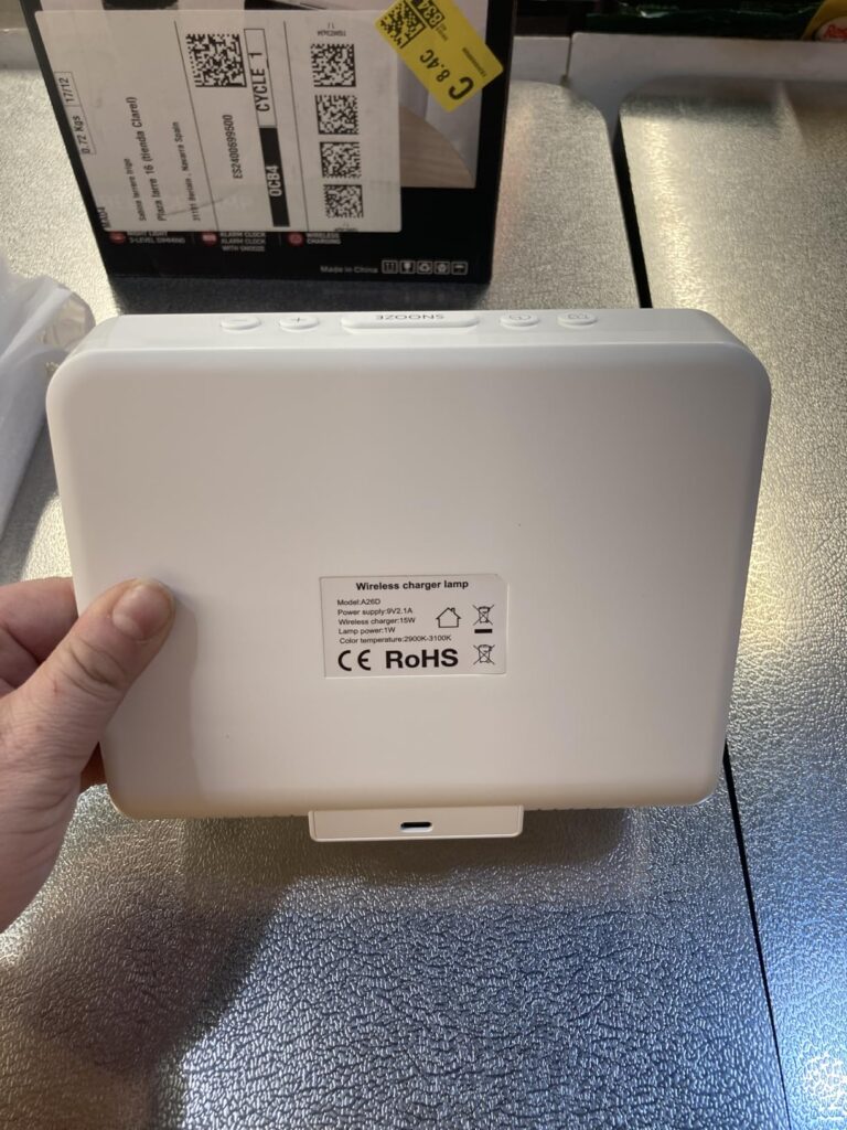 L'arrière du réveil Q.Clock avec l'étiquette des informations produit.