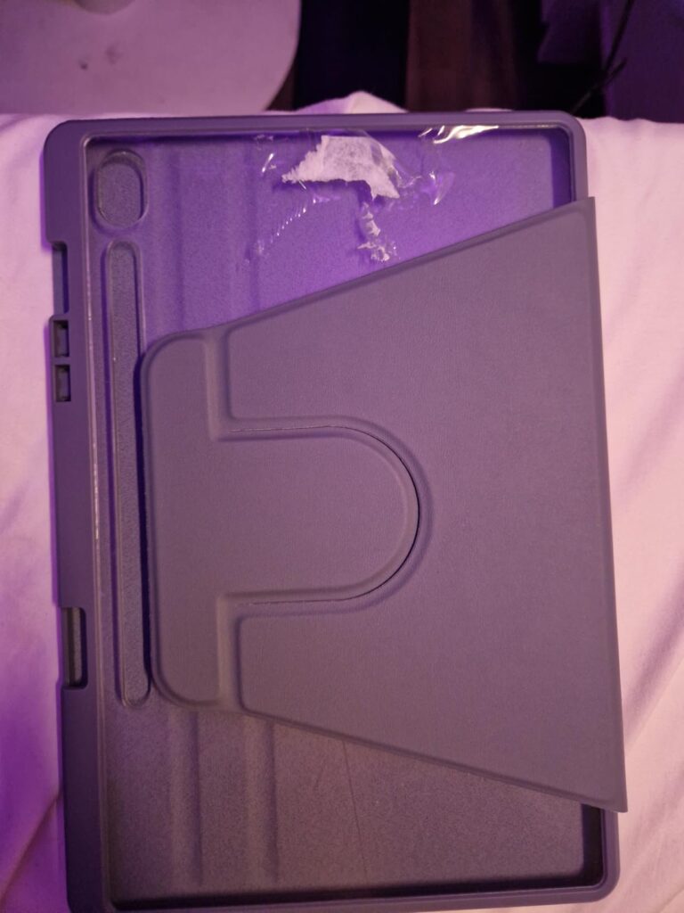 L'étui de protection pour tablette, posé sur une surface, éclairé en violet