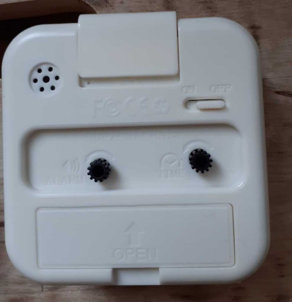 Réveil analogique sans tic-tac avec lumière, à piles photographié par Einkäufer, acheteur