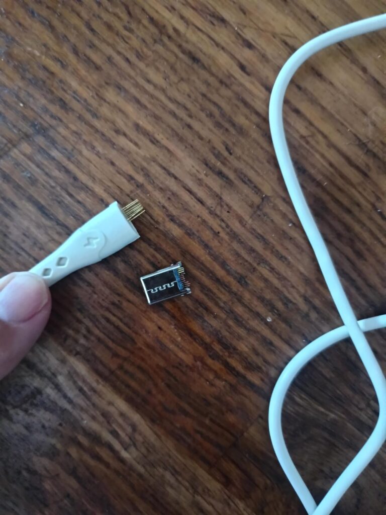 Le câble USB-C est cassé, le connecteur est détaché du câble.
