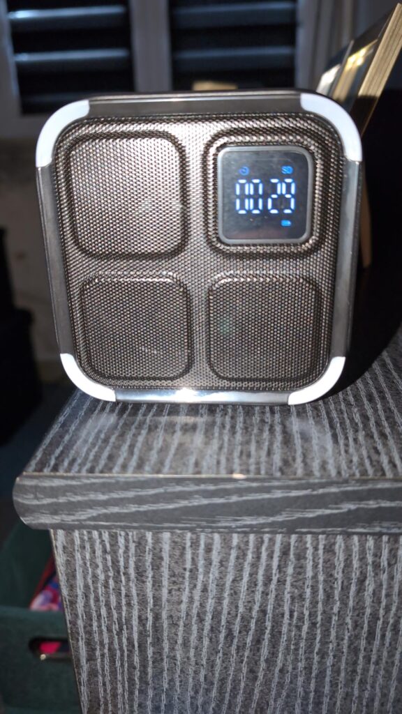 Vue de face du produit sur un meuble, l'écran affiche une minuterie ou un chronomètre.