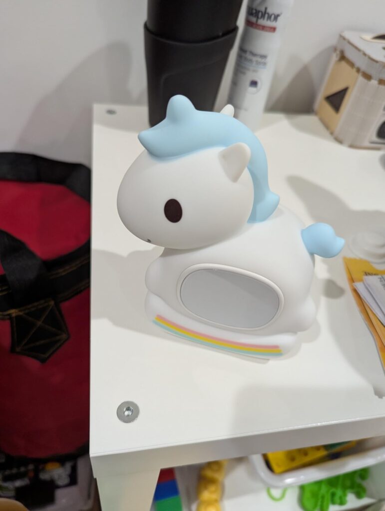 La licorne posée sur une table de chevet, aucun texte n'est affiché.