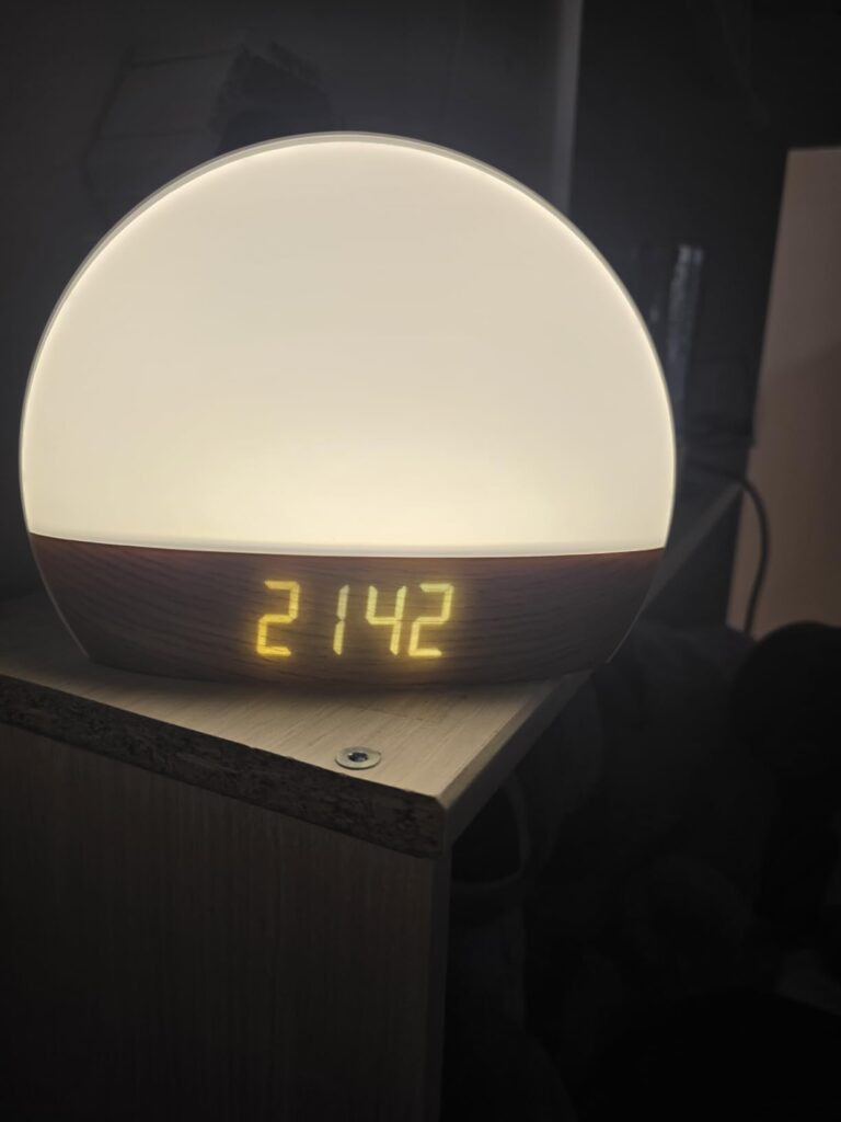 Réveil lumineux qui affiche l'heure, lumière blanche chaude