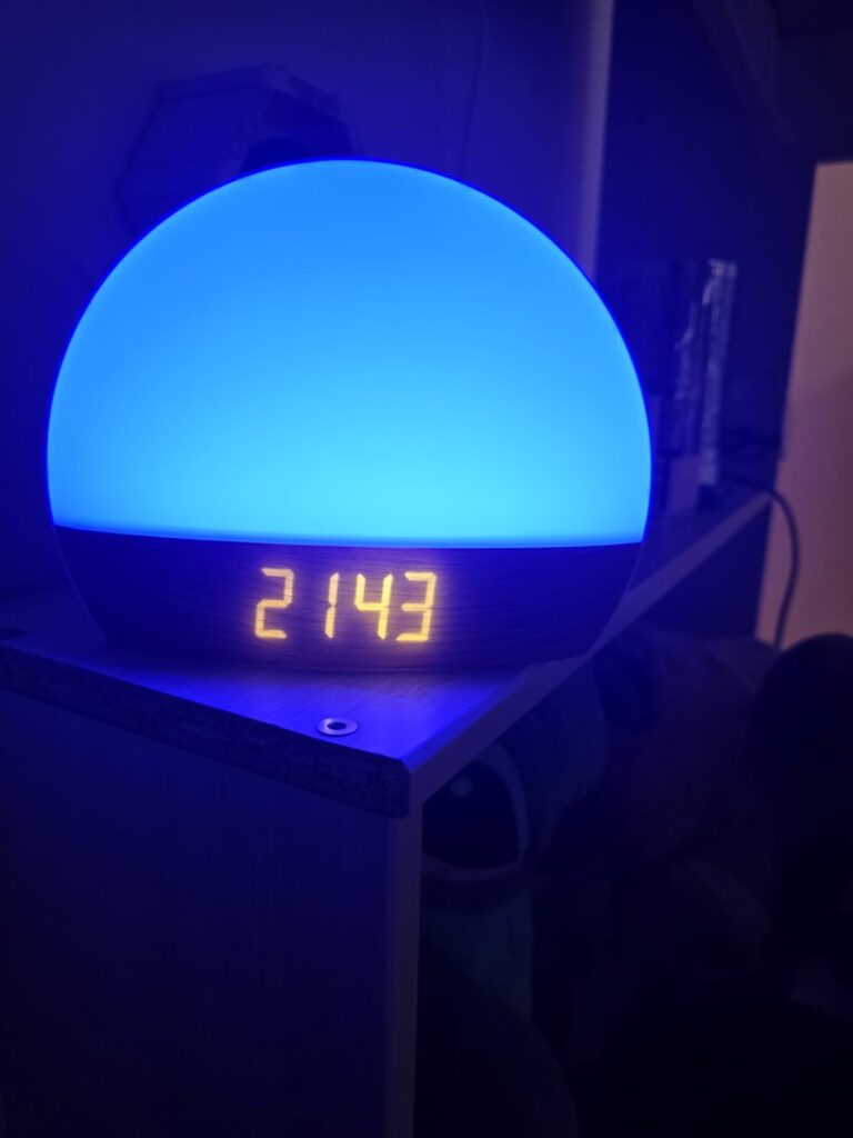 Réveil lumineux qui affiche l'heure, lumière bleue. Même position que visuel 0.