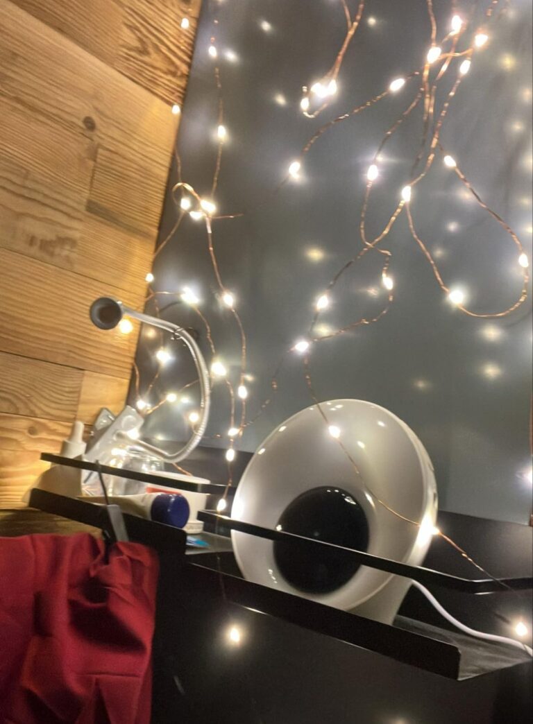 Le réveil lumière en situation dans une chambre, posé sur une étagère.