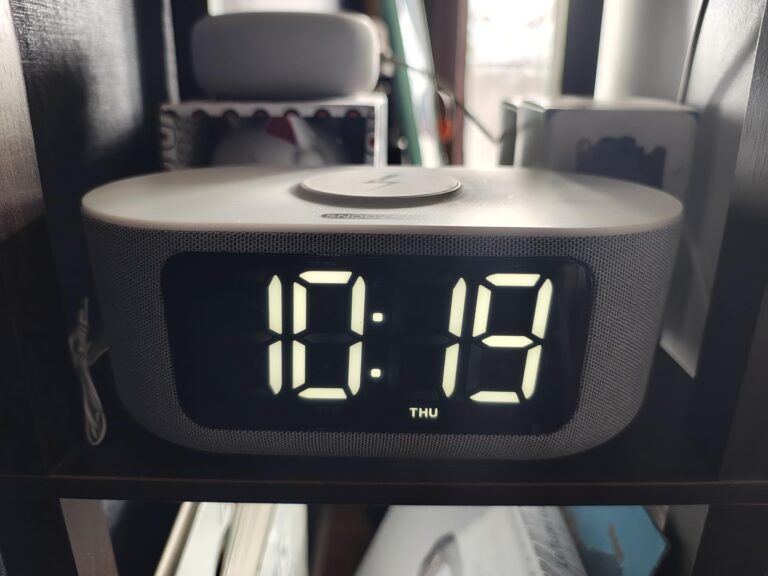 Le radio réveil sur une étagère, affichant l'heure et le jour de la semaine.