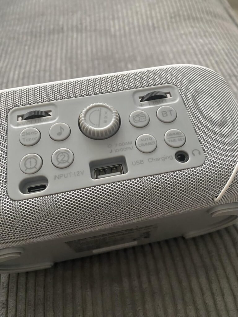 Vue de dessus du radio réveil, montrant les boutons de contrôle et les connectiques.