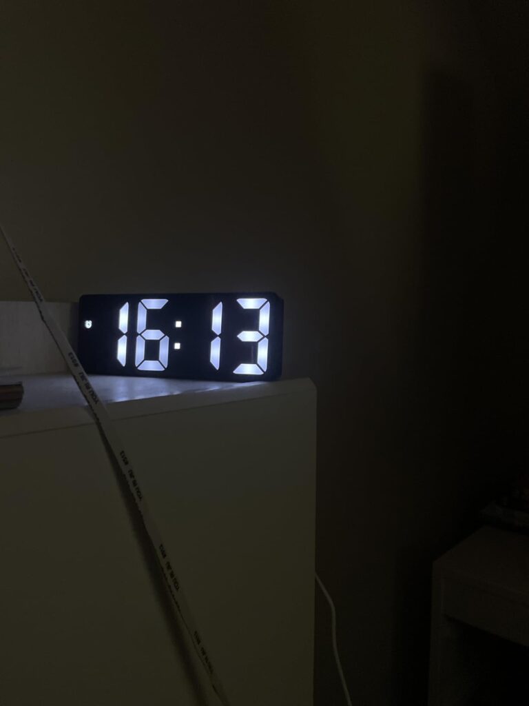 Réveil Numérique LED Horloge Numérique, Multicolore photographié par Valox, acheteur