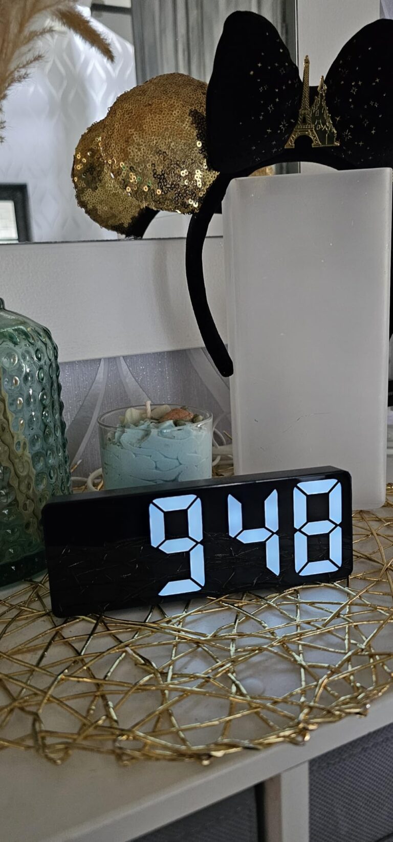 Réveil Numérique LED Horloge Numérique, Multicolore photographié par alex, acheteur