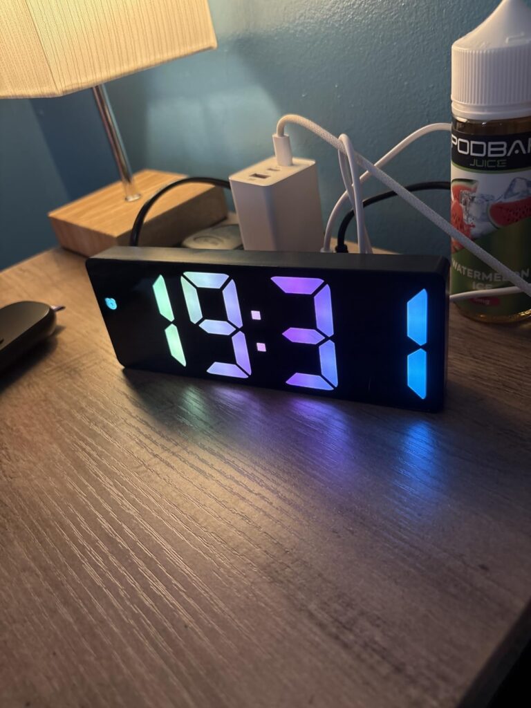 Réveil Numérique LED Horloge Numérique, Multicolore photographié par Jonathan, acheteur