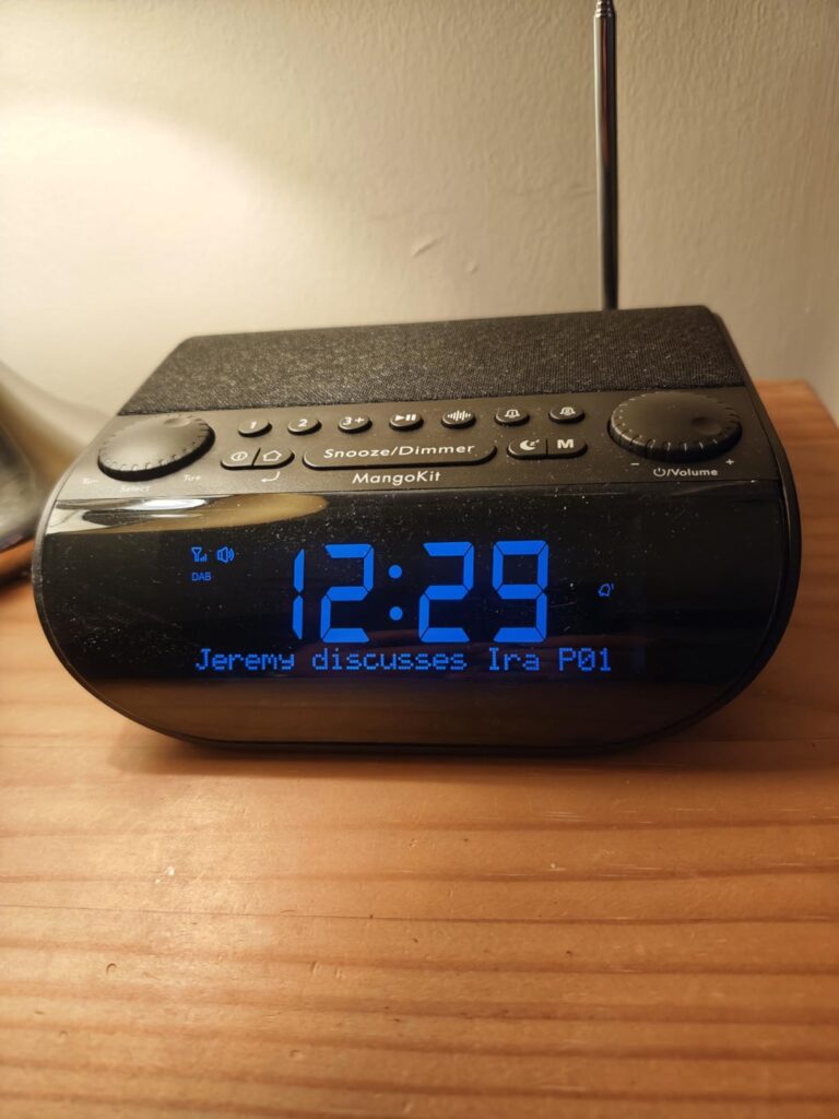 Radio-réveil sur une table, vue de face, l'antenne est repliée