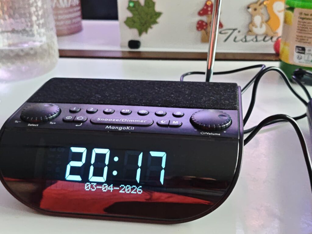 Radio-réveil sur une table, vue de face avec l'antenne levée