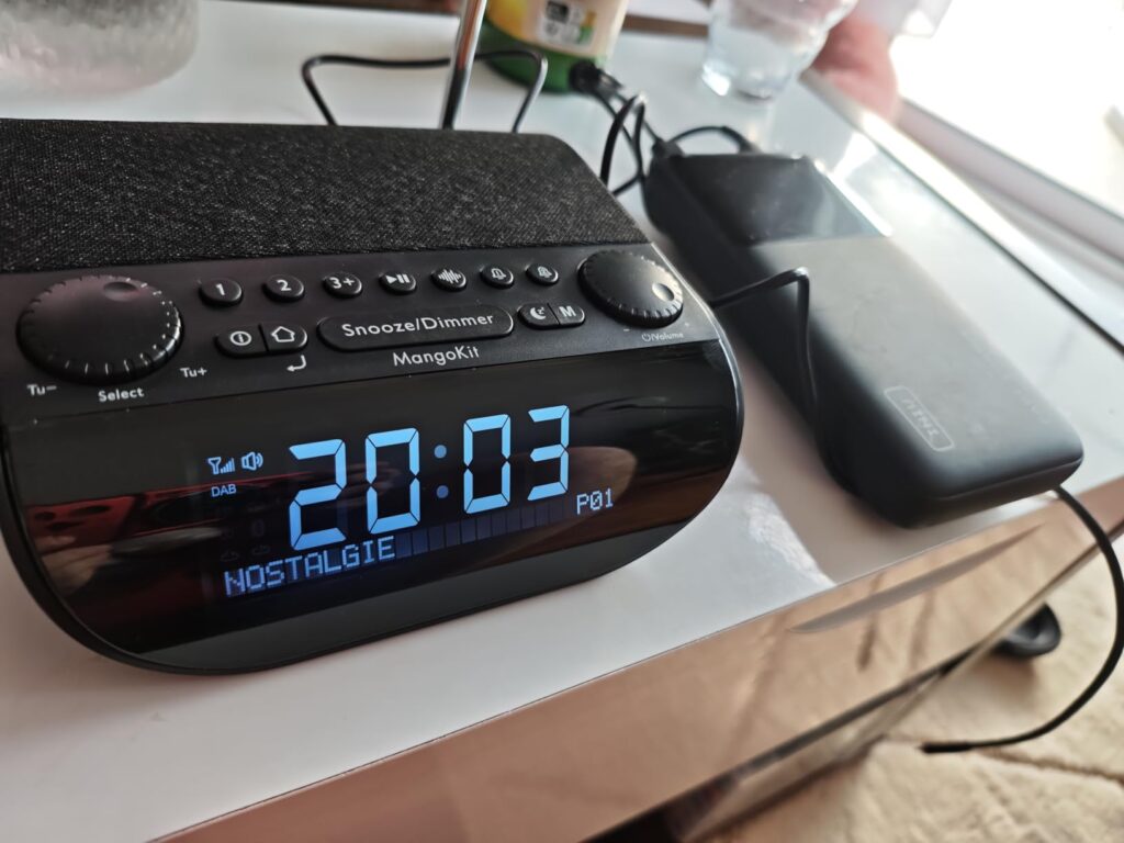 Radio-réveil sur une table, vue en plongée, de face légèrement de côté