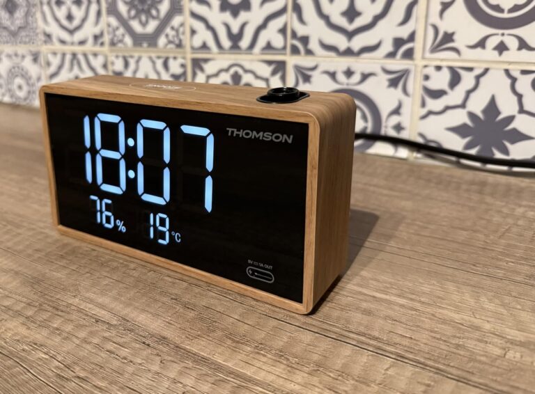 Vue de l'horloge sur un comptoir de cuisine, affichant l'heure, l'humidité et la température.