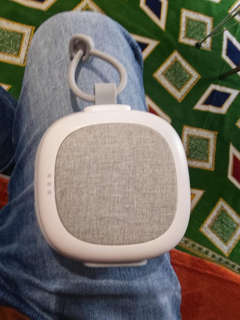 Vue de dessus du produit sur les genoux d'une personne, avec un fond de tissu coloré.