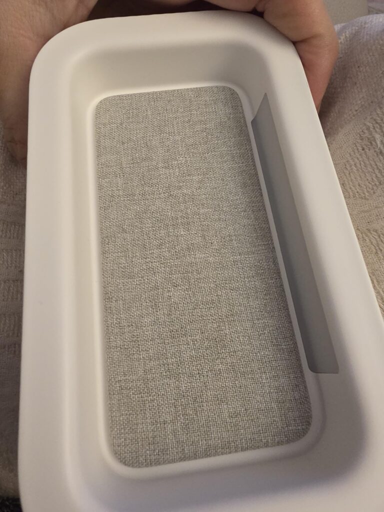 Vue de dessus du produit, montrant la grille du haut-parleur en tissu, mais sans affichage de l'heure