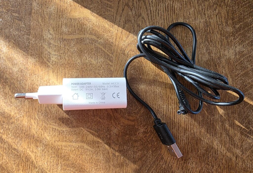 Le chargeur et le câble USB. On peut lire les spécifications électriques du chargeur.