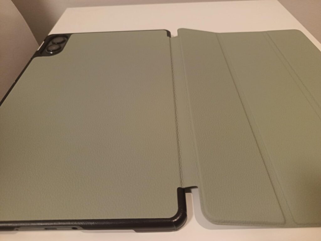 Tablette avec sa coque de protection ouverte sur une table blanche