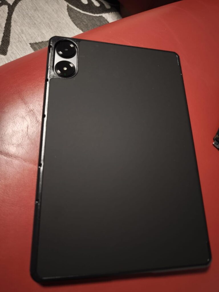 Dos de la tablette avec sa coque sur un canapé rouge