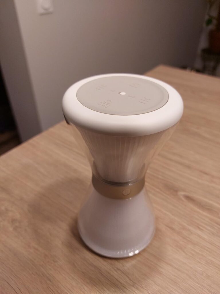 Lampe en forme de sablier vue du dessus sur une table en bois