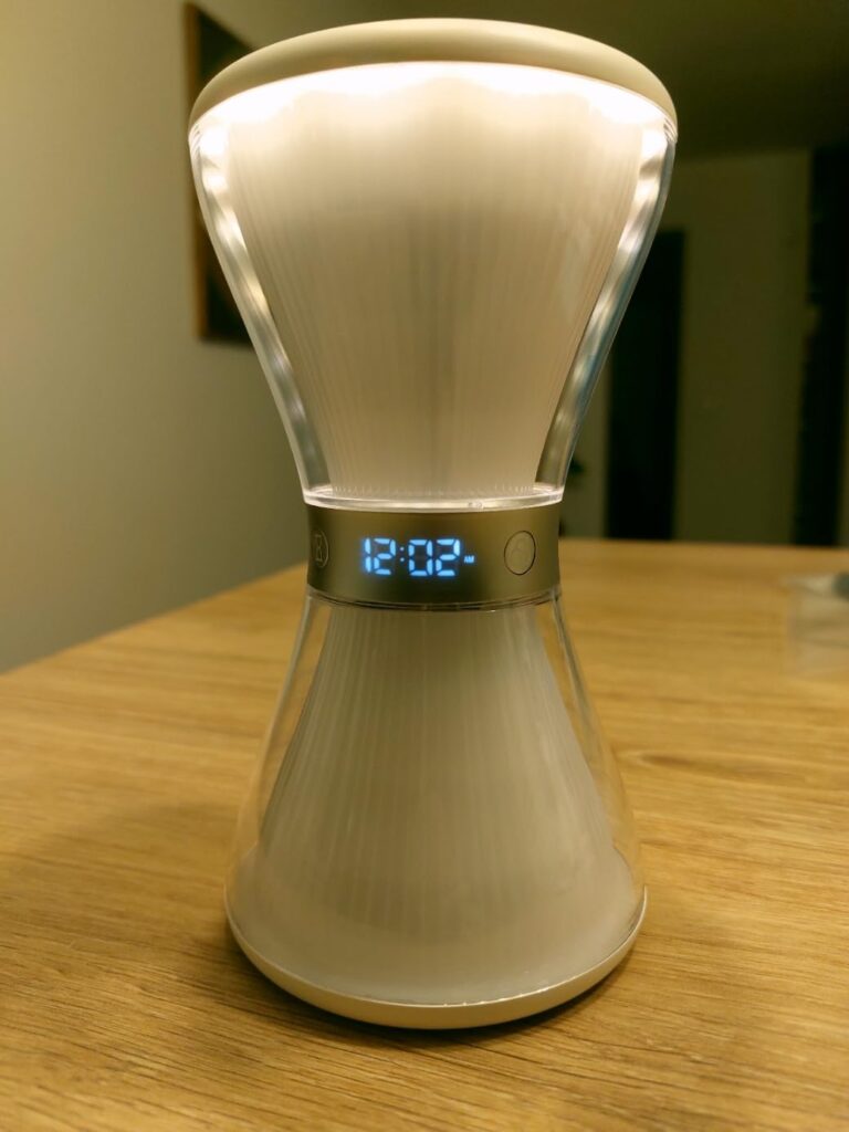 Lampe en forme de sablier allumée affichant l'heure
